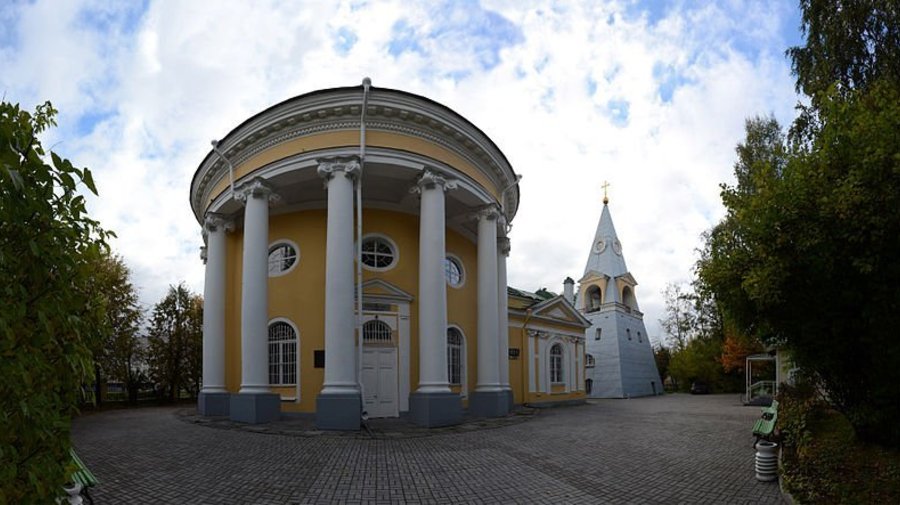 Откуда в Петербурге круглые церкви?