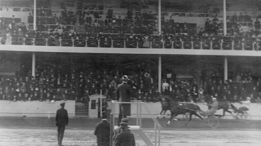 Участники конных соревнований у финиша Семёновского ипподрома в 1910-е годы
