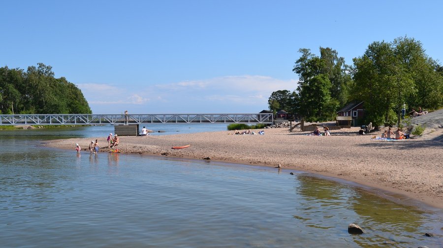 Пляж на острове Пихлаясаари (Pihlajasaari) 