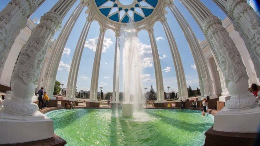 На ВДНХ перед павильоном «Культура» снова заработали фонтаны