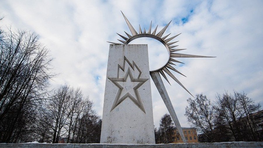 Памятник пионерскому значку