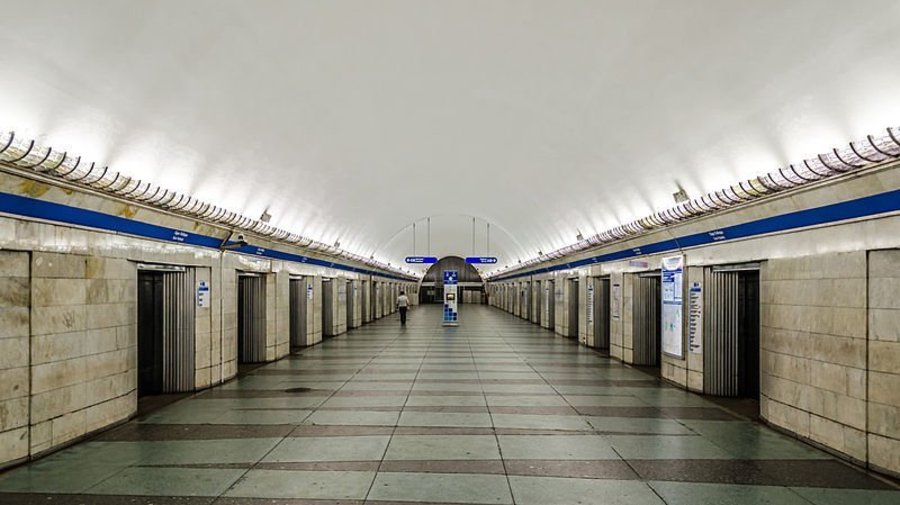 Откуда в петербургском метро взялись «горизонтальные лифты»?