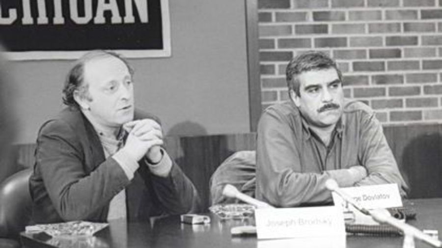 У Бродского (справа) уже есть музей и три памятника, а у Довлатова - только памятная доска на родном доме (источник фото: echo.msk.ru)