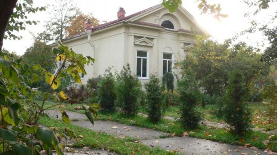 Сейчас в здании школы находится жилой дом (источник фото: citywalls.ru)