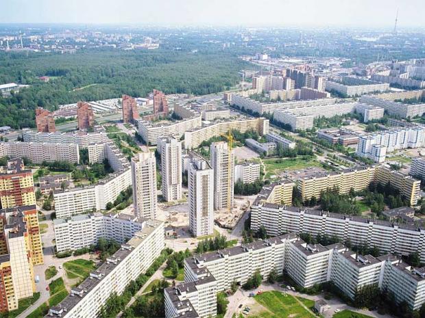 Четыре высотных жилых здания в центре фото — это площадь Льва Мациевича. Так выглядел Комендантский аэродром в 1990-е годы (источник фото: citywalls.ru)