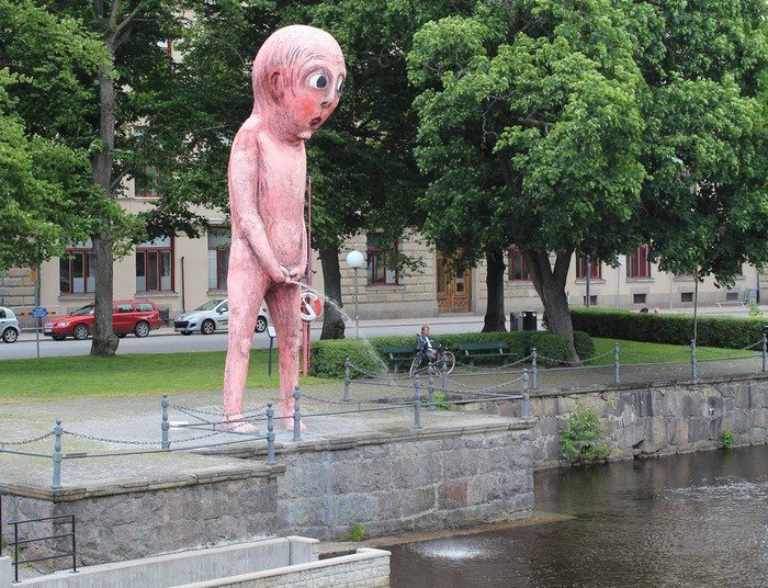 В столице появилась скульптура «Писающий мальчик»