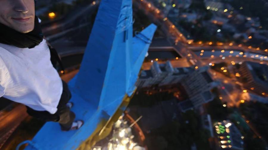 Звезду на сталинской высотке в Москве в цвета украинского флага раскрасил известный украинский руфер