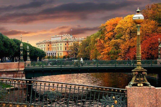 Осень в Петербурге всегда пасмурная и дождливая, хотя в сентябре столбик термометра может подниматься до 20 градусов. (источник фото: viero-spb.ru)
