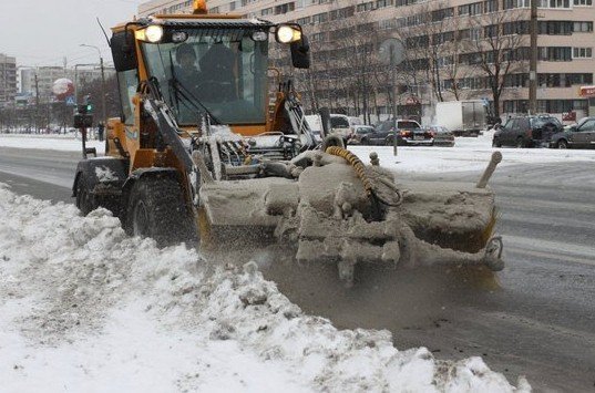 Больше всего осадков в Петербурге выпадает в декабре, который славится своими сугробами и слякотью. Кстати, за последние годы в Петерьбурге целых три раза на Новый год была плюсовая температура с дождями. (источник фото: infokart.ru)