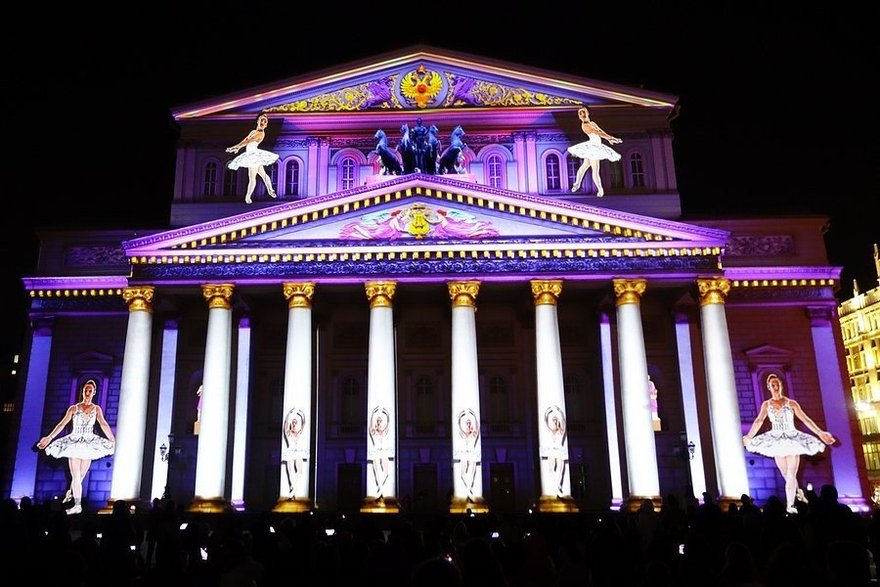 Световое шоу и концерт классической музыки на Театральной площади 