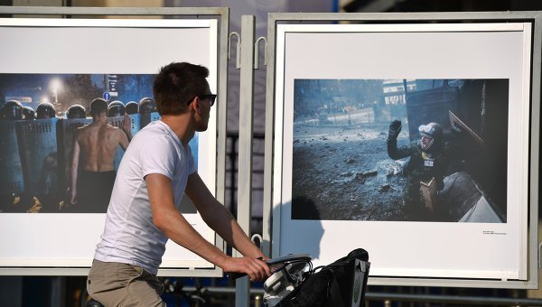 Выставка памяти фотокорреспондента Андрея Стенина около здания МИА «Россия сегодня»