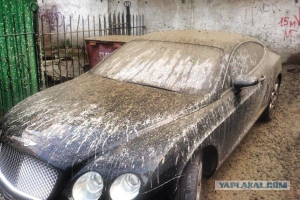 Припаркованный рядом со стройкой «Бентли» облили семью тоннами бетона