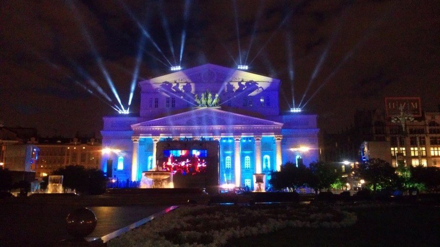 Световое шоу и концерт классической музыки на Театральной площади