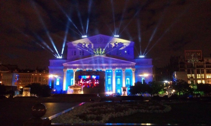 Световое шоу и концерт классической музыки на Театральной площади