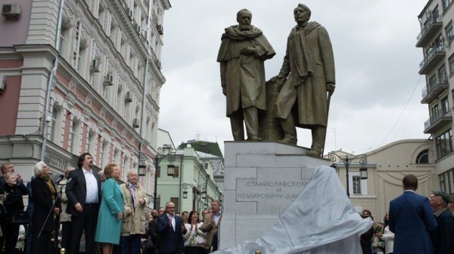 В Камергерском переулке открыли памятник Станиславскому и Немировичу-Данченко