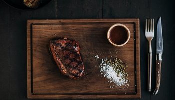 Страсти по мясу: где готовят самый вкусный стейк
