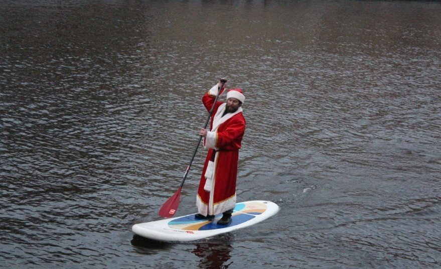Дед Мороз-сёрфер проплыл по Неве
