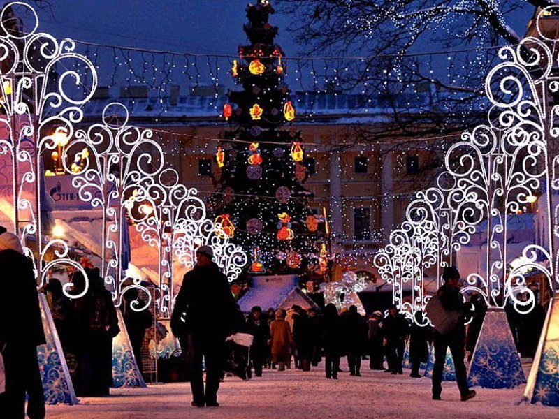 Петербург начали украшать к новогодним праздникам