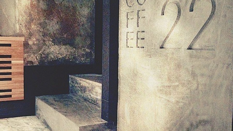 Кофейня Coffee22 с винтажной кофемашиной и винилом