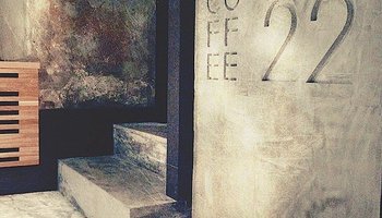 Кофейня Coffee22 с винтажной кофемашиной и винилом