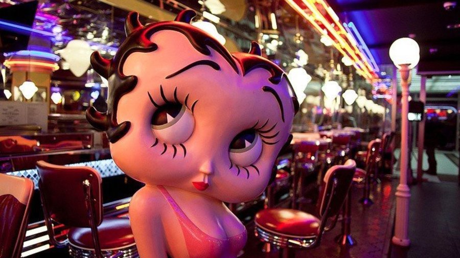 На открытии кафе Beverly Hills Diner можно будет сфотографироваться с американскими машинами