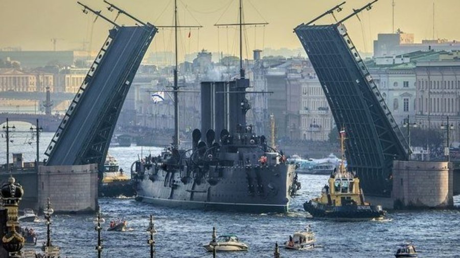 Крейсер «Аврора» вернется в Петербург в 2016 году