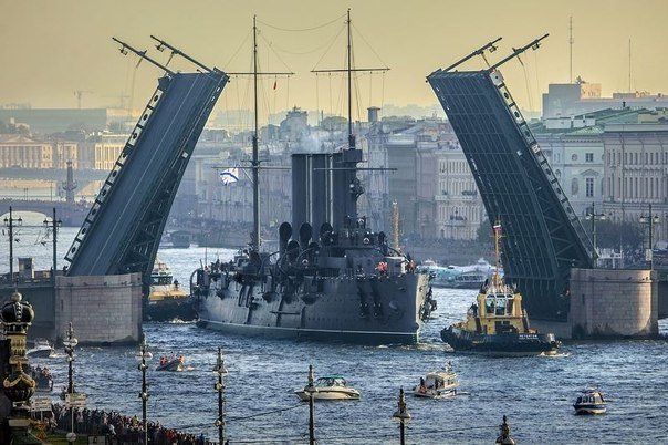 Крейсер «Аврора» вернется в Петербург в 2016 году
