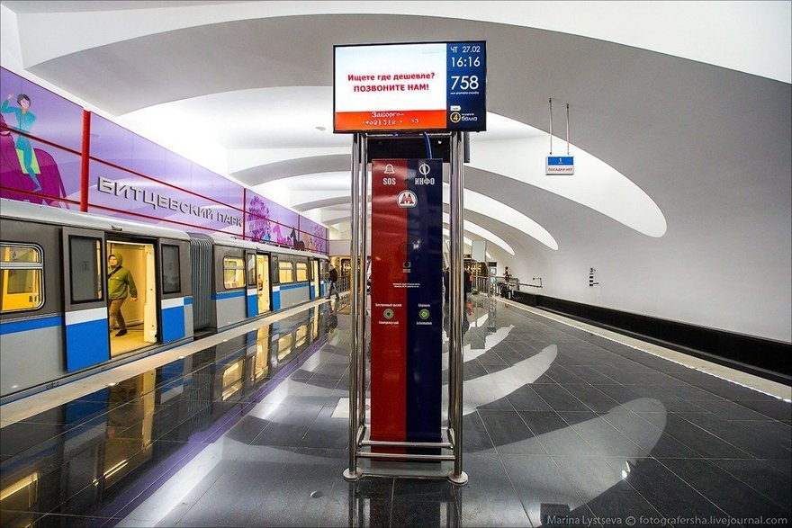 Зарядить телефон и вызвать такси можно будет на информационных стойках метро
