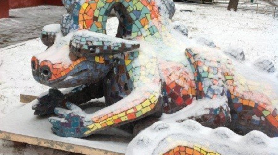 Скульптура динозавра появилось около «Войковской»