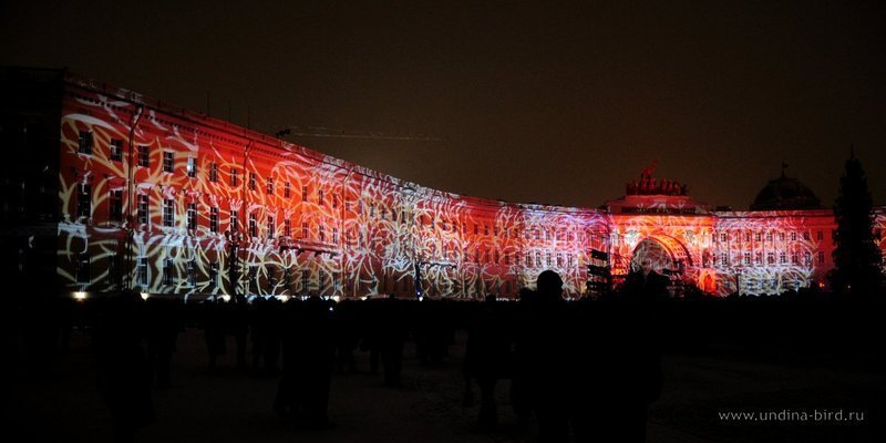 На фасадах Дворцовой площади будут показывать световое шоу