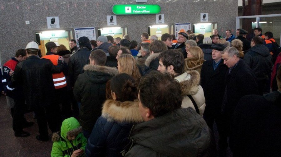 В кассах метро заканчиваются жетоны — образовались огромные очереди