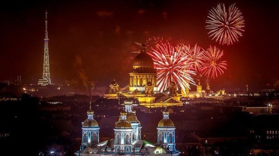 Посмотреть грандиозный салют с Петропавловки