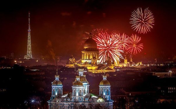 Посмотреть грандиозный салют с Петропавловки