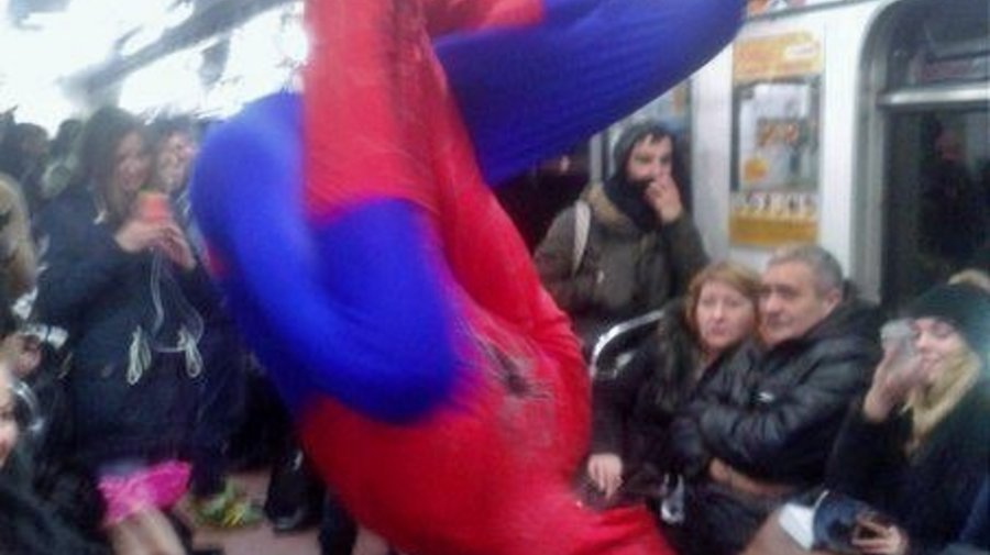 В петербургском метро был замечен Человек-паук