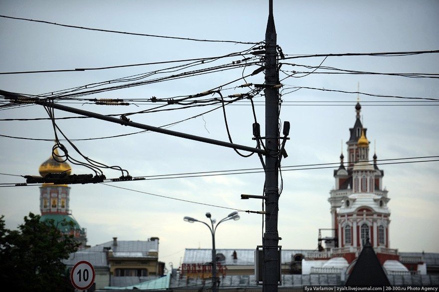 Провода над улицами Москвы закопают под землю