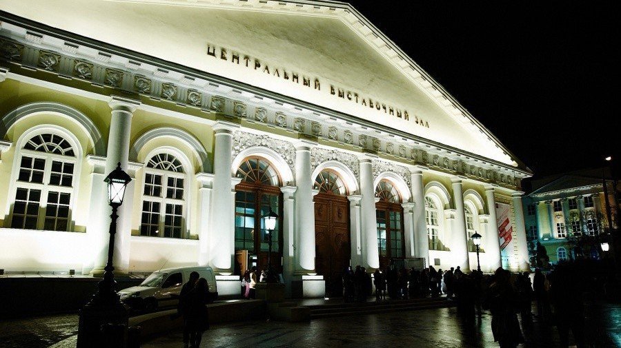 В честь 260-летия МГУ «Манеж» обзавёлся красивой подсветкой 