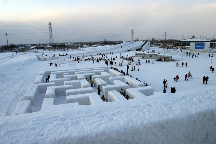 В Павловском парке строят огромный снежный лабиринт