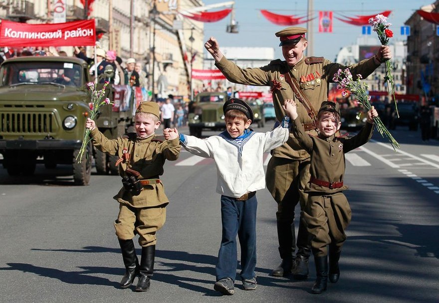 Петербуржцы могут стать волонтёрами в организации главных парадов ко Дню Победы