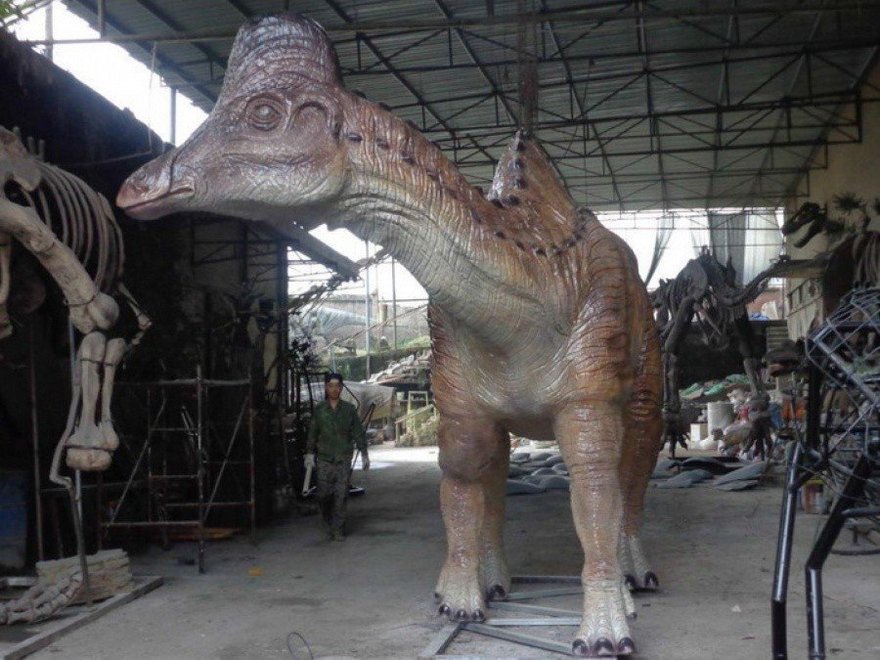 Гигантский амурозавр высотой 12 метров появился напротив Дарвиновского музея