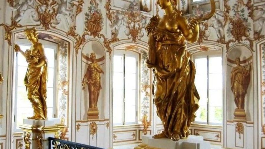 В большом Петергофском дворце появились необычные предметы интерьера