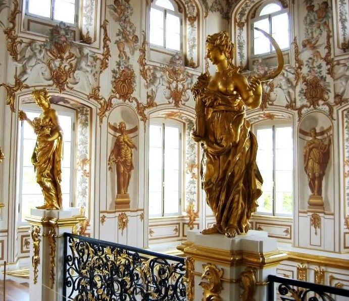 В большом Петергофском дворце появились необычные предметы интерьера