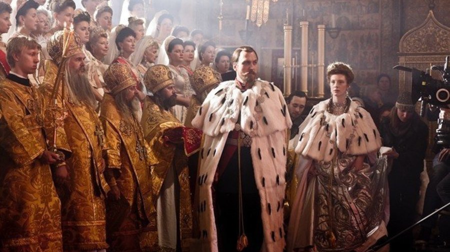 Костюмы эпохи Николая II подарят Музею «Ленфильма»