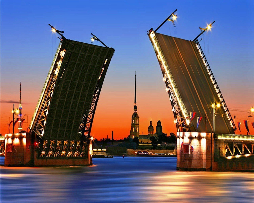 Дворцовый мост украсят живописной красной подсветкой