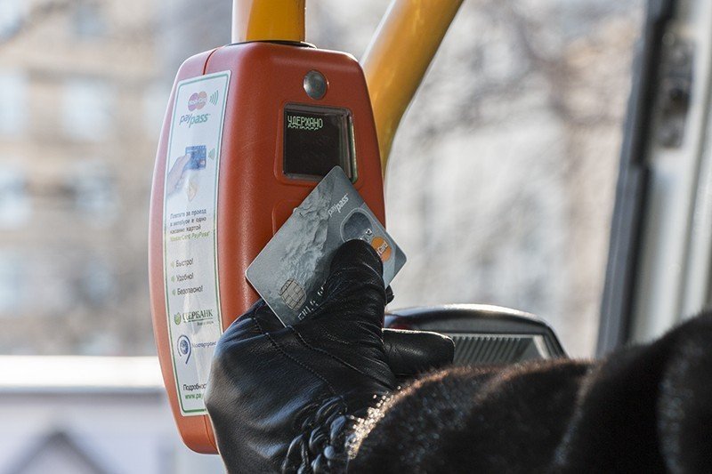 Оплатить проезд в автобусе теперь можно банковской картой 