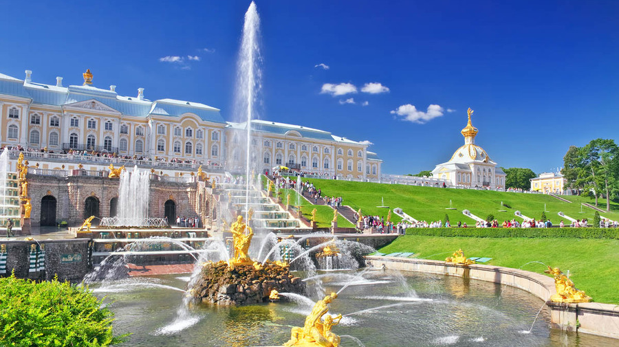 Праздник фонтанов в Петергофе