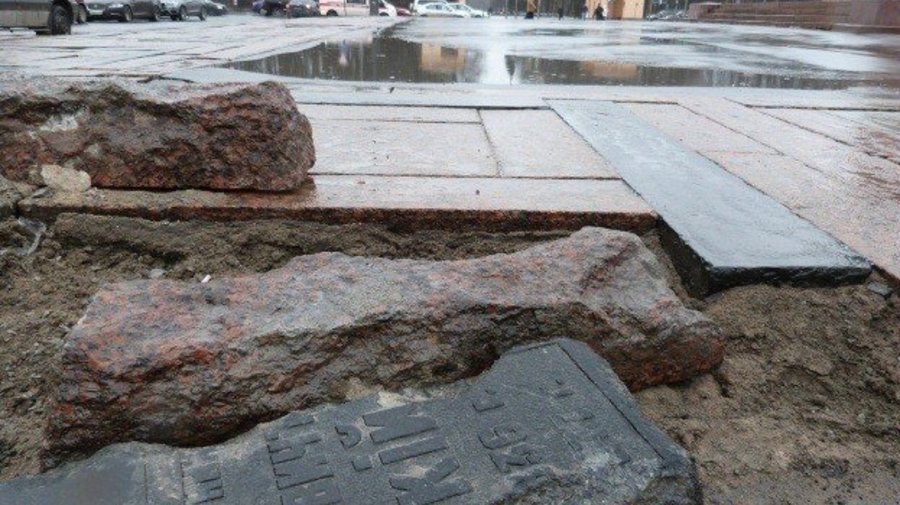 В Московском районе обнаружили надгробие XIX века