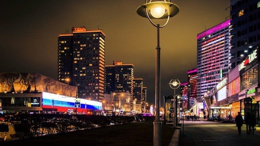 Гигантские открытки из миллиона светодиоидов появились на Новом Арбате