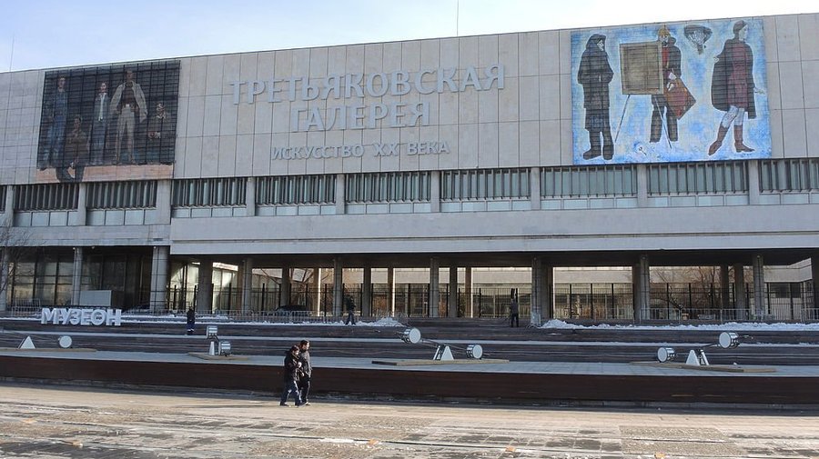 На фасаде Третьяковки круглосуточно показывают шедевры живописи