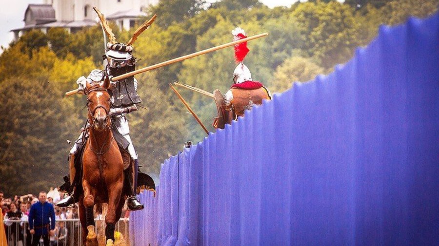 Шествие конных рыцарей на ВДНХ