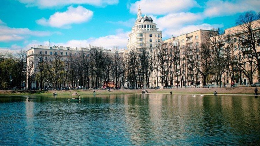 На Патриарших можно будет сидеть у воды на деревянных «берегах»